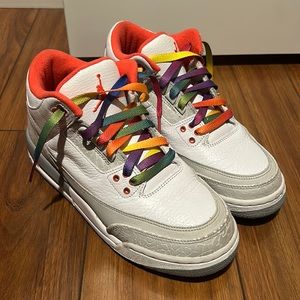 Jordan’s with multi colored laces 🩷❤️🧡💛💜💙🩵 RARE FIND!